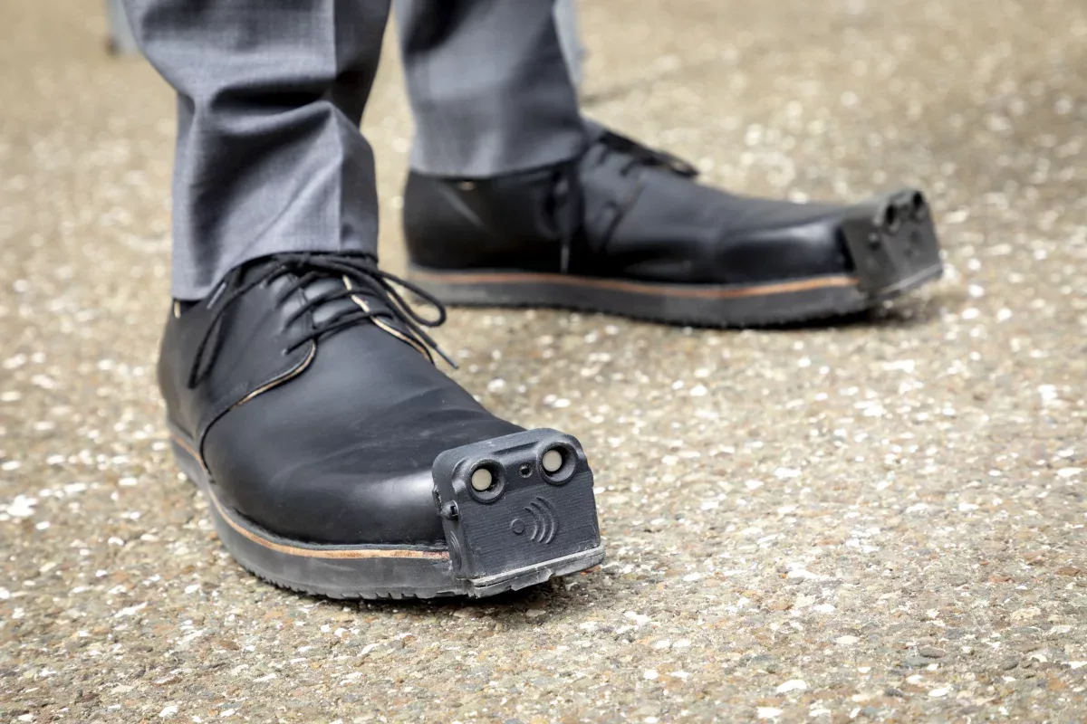 How to Evaluate Direction-Cue Shoes Before You Trust Them on a Real Route
